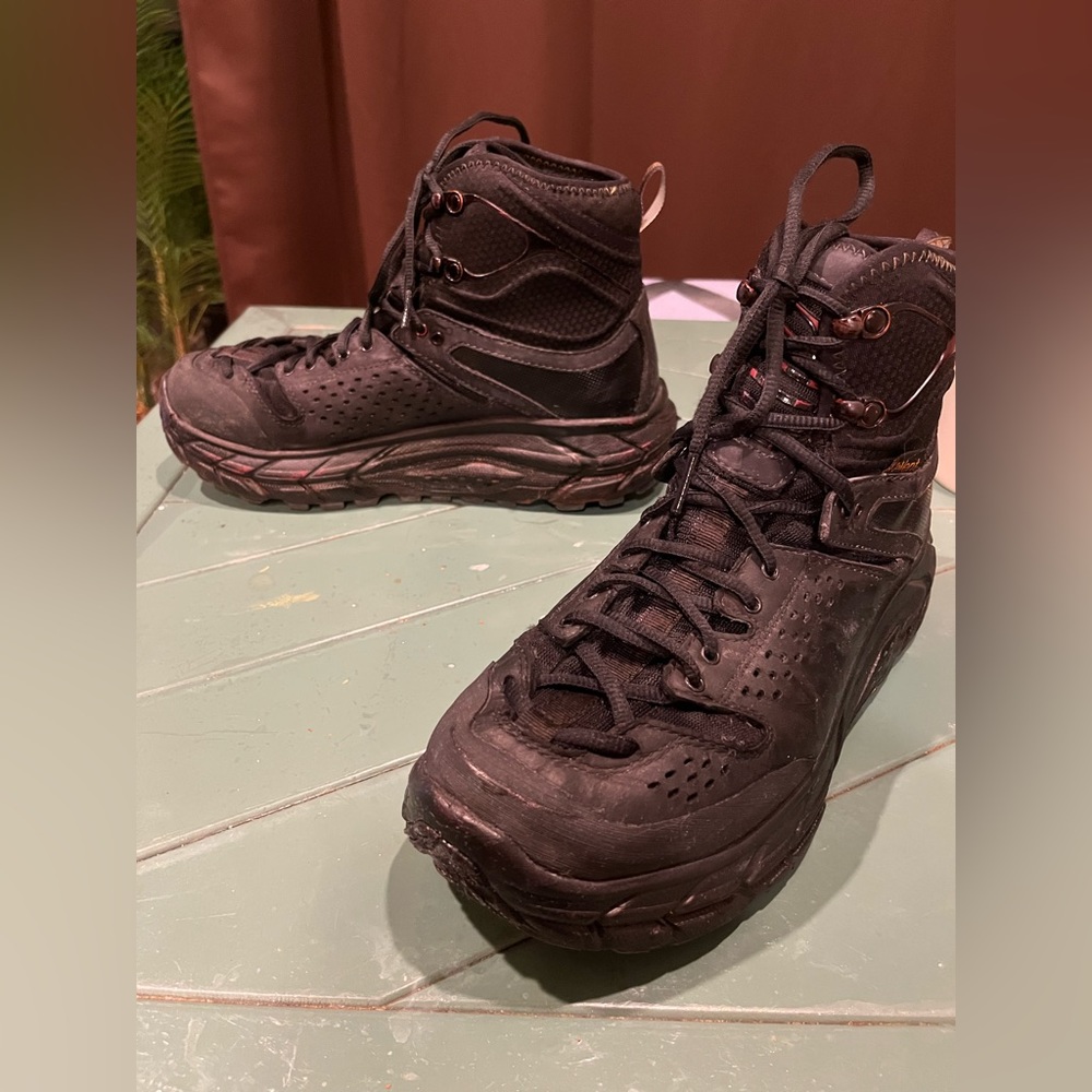 hoka one one #5 Men size9 Tor Ultra Hi Black Us9.